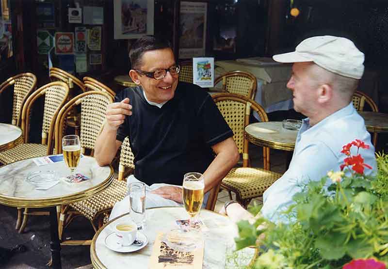 Andrzej Barti Paweł Jocz w kawiarni przy bulwarze Saint-Germain (Paryż 1998) ©Marek Wittbrot